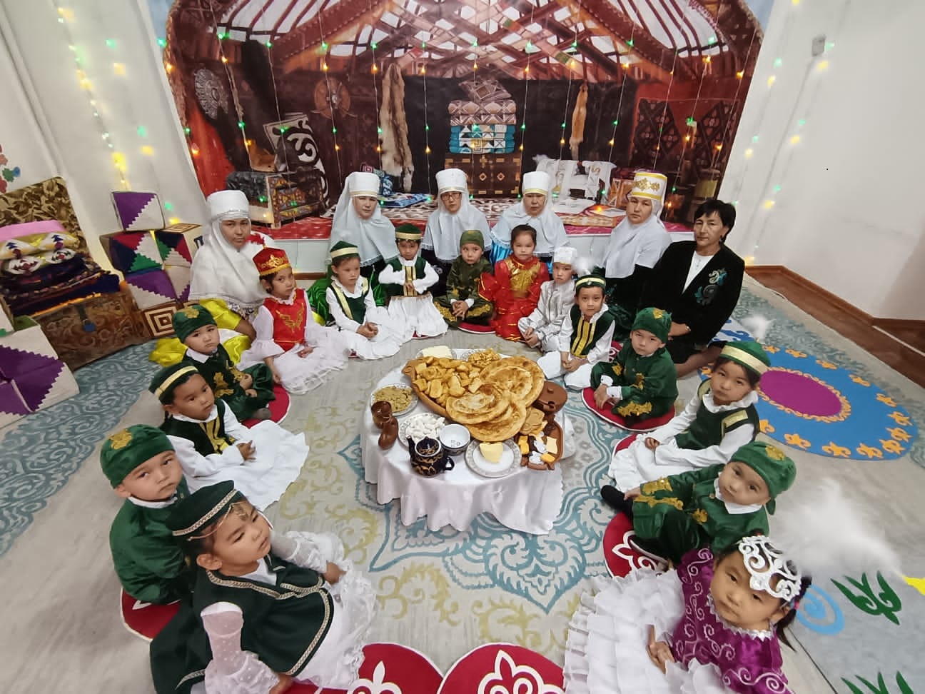 Біртұтас тәрбие бойынша "Әжелер мектебі" жоспарына сай "Ұлттық тағамдар базары" айдарымен  әжелердің тәрбиеленушілерге ұлттық тағамдарды таныстыруын ұйымдастыру  Тәрбиеші Г.Тулебаева