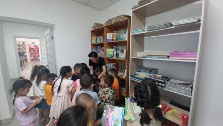 "Рәміздер-тәуелсіздік тұмары" Ауылдық кітапханаға саяхат. Ересек "Қарлығаш" тобы және Ортаңғы "Көгершін" тобы Тәрбиешілер Г.Тулебаева,Ж Онгарова